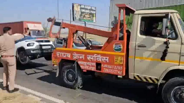 हापुड़: तेज रफ्तार बस ने टाटा पंच कार को मारी टक्कर, तीन घायल#latest_news