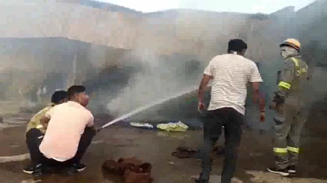 एटा: संदिग्ध परिस्थितियों में तंबाकू गोदाम में लगी भीषण आग #fair