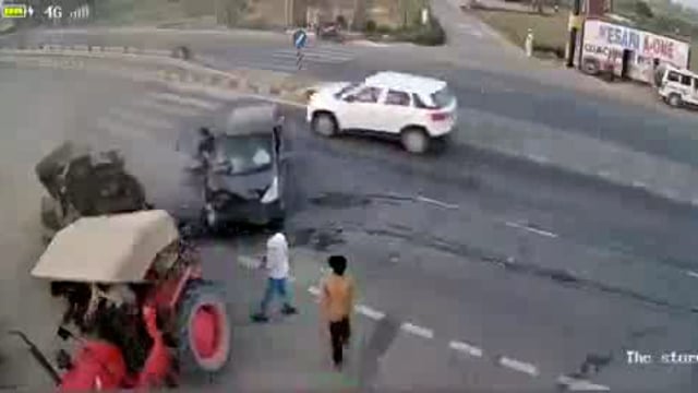 मुजफ्फरनगर: कार और ट्रैक्टर के बीच भीषण टक्कर सीसीटीवी में कैद, दोनों वाहनों में सवार लोगों को मामूली चोटें  #accident