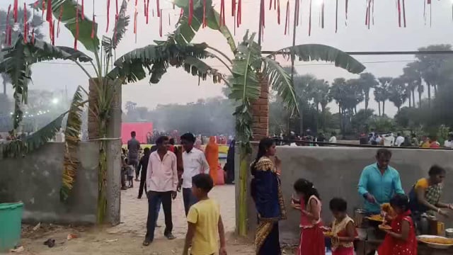 सिरदला प्रखंड के लौंन्द छठ घाट पर लगी छठ व्रतियों व श्रद्धालुओं की भीड़