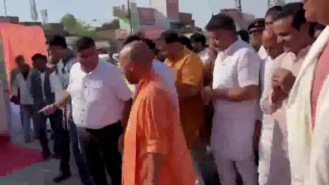 मुख्यमंत्री योगी आदित्यनाथ ने आज गोरखपुर के मोहद्दीपुर क्षेत्र में RK-BK से पैडलेगंज तक बनने वाले रिंग रोड का लोकार्पण किया। यह रिंग रोड 2.50 किलोमीटर लंबा है और इसे बनाने में 35 करोड़ से अधिक की लागत आई है#politics