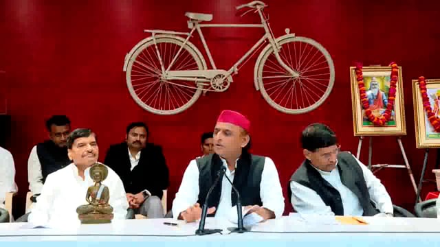 समाजवादी पार्टी के अध्यक्ष अखिलेश यादव ने भारतीय जनता पार्टी (BJP) पर गंभीर आरोप लगाते हुए कहा कि भाजपा यही चाहती है कि हम सभी लोग मिलकर जो बुनियादी सवाल हैं, उनपर चर्चा न करें। #politics