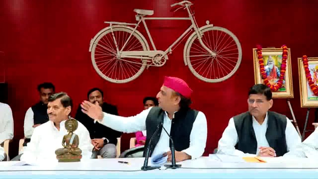 समाजवादी पार्टी के अध्यक्ष अखिलेश यादव ने सरकार से अपील की है कि वे अनन्या नामक एक लड़की और उसके परिवार को 