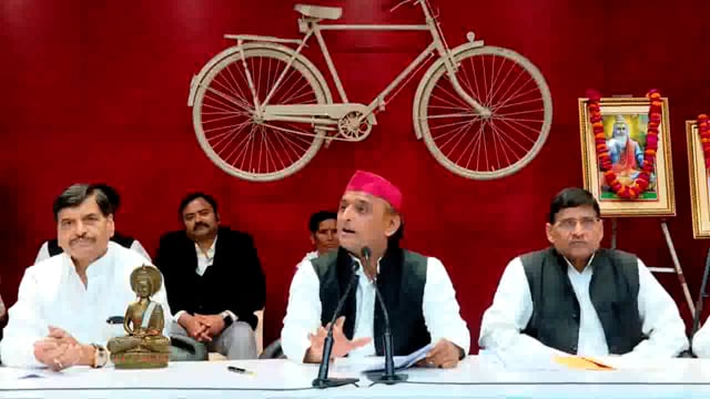 समाजवादी पार्टी के अध्यक्ष अखिलेश यादव ने केंद्र और राज्य सरकार पर गंभीर आरोप लगाते हुए कहा कि देश की अर्थव्यवस्था की स्थिति पर सवाल उठाते हुए उन्होंने कहा, 