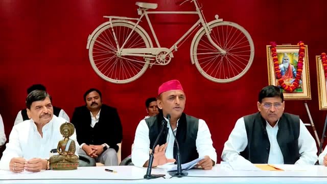 समाजवादी पार्टी के अध्यक्ष अखिलेश यादव ने बीजेपी सरकार पर हमला बोलते हुए कहा कि जो लोग राज्य में निवेश लाने का दावा करते थे, उन्होंने अंततः विनाश ही लाया है। अखिलेश यादव ने यह बयान उत्तर प्रदेश सरकार की नीतियों पर सवाल उठाते हुए दिया।#politics