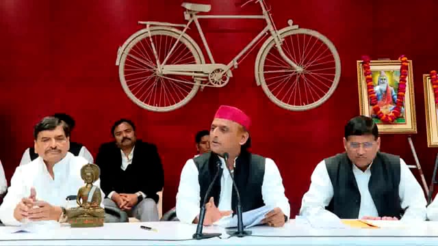 समाजवादी पार्टी के अध्यक्ष अखिलेश यादव ने भारतीय जनता पार्टी (बीजेपी) के 80-20 नारे पर सवाल उठाते हुए कहा कि पार्टी खुद मान चुकी है कि उनका यह नारा अब नहीं चलने वाला है। अखिलेश यादव ने मीडिया से बातचीत करते हुए कहा, 