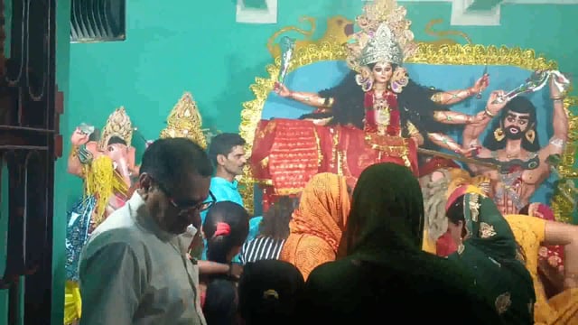 महाअष्टमी को डलिया चढ़ाने मंदिर में उमड़ी श्रद्धालुओं की भीड़, रविवार को पाठा की दी जाएगी बली