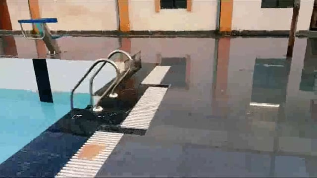 बाराबंकी
--------------
 *केडी सिंह बाबू स्टेडियम का तरणताल (स्विमिंग पूल)बनकर तैयार, एक सप्ताह में शुरू कराने के डीएम ने दिए निर्देश* 
 *7 अप्रैल से स्विमिंग एक्टिविटी के लिए शुरू होंगे एडमिशन* 
बाराबंकी, 05 अप्रैल। जिलाधिकारी श्री शशांक त्रिपाठी ने बताया कि केडी सिंह बाबू स्टेडियम में बन रहे तरणताल ( स्विमिंग पूल ) का निर्माण कार्य पूरा हो चुका है। उन्होंने बताया कि अगले एक सप्ताह में तरणताल (स्विमिंग पूल) क्रियाशील कर दिया जाएगा। 
जिलाधिकारी ने कहा कि स्विमिंग पूल क्रियाशील होने से बहुत से बच्चे जो तैराकी सीखना चाहते हैं उनको काफी सहूलियत मिलेगी। जिलाधिकारी के निर्देश पर चेंजिंग रूम शौचालय व परिसर की नियमित साफ-सफाई सुनिश्चित की जाएगी।
जिला क्रीड़ा अधिकारी श्री राजेश कुमार सोनकर ने जानकारी देते हुए बताया कि अगले 07 अप्रैल से स्विमिंग पूल की एक्टिविटी हेतु एडमिशन शुरू हो जाएंगे, जिसमें दो शिफ्ट में स्विमिंग एक्टिविटी कराई जाएगी। उन्होंने बताया कि स्टेडियम में एक लर्निंग पूल है और दूसरा ओपन पूल है, जिसको कि बड़ा पुल भी कहते हैं। उन्होंने बताय