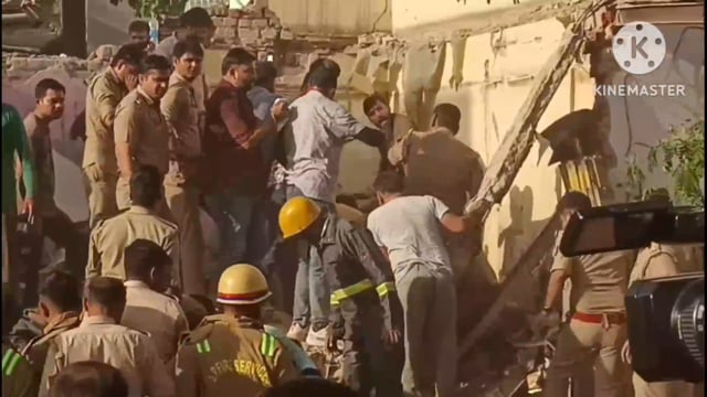 थाना जगदीशपुर क्षेत्र अंतर्गत सेक्टर 4 चौकी का मामला दो मंजिला इमारत गिरने से बड़ा हादसा