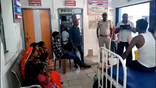 बालू लोड अनियंत्रित ट्रैक्टर ने ई रिक्शा में मारी टक्कर। एक ही परिवार के 6 लोग जख्मी।