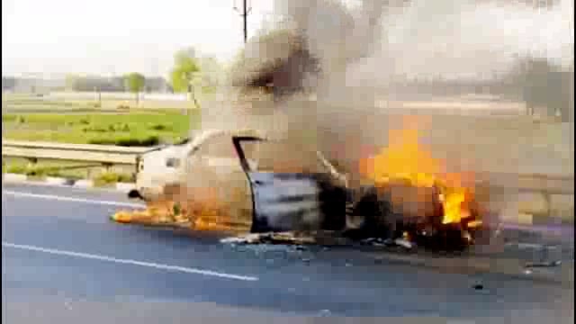 हापुड़ में दौड़ती हुई कार बनी आग का गोला