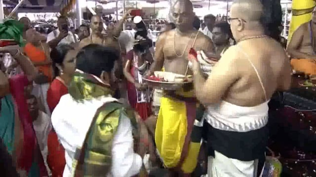 Return of traditions after 9 years: Sita Rama Kalyanam at Bhadrachalam on Sri Rama Navami

రిటర్న్ అఫ్ ట్రెడిషన్స్ ఆఫ్టర్ ౯ ఇయర్స్: సీతా రామ కళ్యాణం అటు భద్రాచలం ఆన్ శ్రీ రామ నవమి
 #latest_news