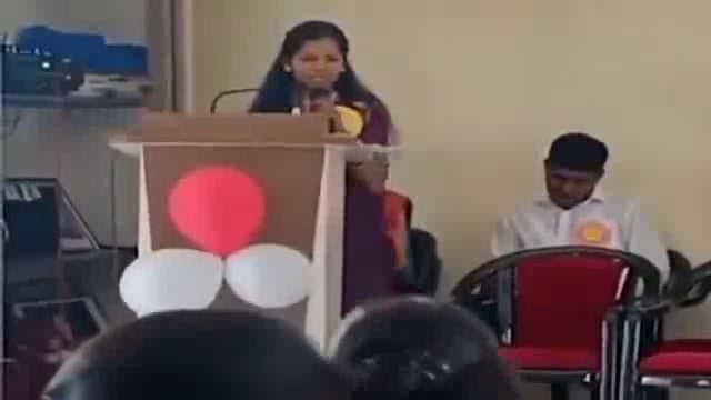 🆚 एक और हंसते-बोलते-चलते मौत LIVE 
महाराष्ट्र के धाराशिव जिले में 20 साल की वर्षा खरात कॉलेज समारोह में अचानक मर गई । स्टेज पर ही ।
हैरानी की बात है कि हर बात पर आहत होने वाले मीडिया/सरकार/राजनीति में इसे गंभीर मुद्दा क्यों नहीं मान रहे? क्यों नहीं इस पर राष्ट्रीय बहस हो ll