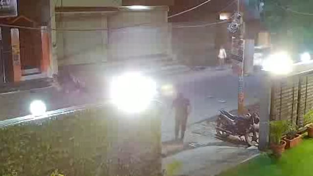 झांसी कोतवाली क्षेत्र नारायण बाग के पास तेज रफ्तार एक फॉर्च्यूनर कार ने एक्टिवा सवार दो युवक को जोरदार टक्कर मारी वीडियो