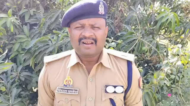 घर से बिना बताए अपने ही स्कूल में पढ़ने वाले लड़के के साथ अहमदाबाद भागी लड़की को पुलिस ने किया बरामद अपर पुलिस अधीक्षक पश्चिमी  विशाल पाण्डेय द्वारा दी गई बाइट।