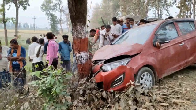 बगहा में कार और बाइक की जोरदार टक्कर में एक ही परिवार के तीन लोगों की मौत हो गई #cmnitishkumar#pmodelhi 
