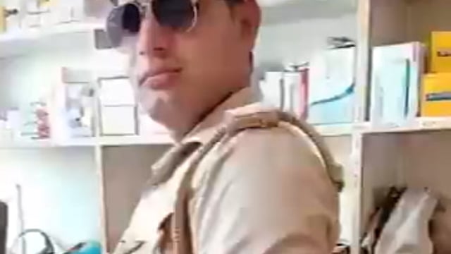 🆚यूपी पुलिस के एक दारोगा और 2 सिपाही एक घर में घुसे. घर में घुसते ही वहां तमंचा रखा और वीडियो बनाया.
फिर घर के मालिक को उठा लिया और उसे फैक्ट्री के कंपाउंड में ले गए.
पुलिसवालों ने कहा- 3 लाख दो, वरना जेल भेजेंगे. 2 लाख की फिरौती मिली, लेकिन पुलिस ने आदमी को नहीं छोड़ा.
फिर जिस आदमी को उठाया था उसके घर वालों ने पुलिस के बड़े अधिकारी से शिकायत की. इसके बाद पुलिस की एक टीम फैक्ट्री के कंपाउंड में पहुंची. 
पुलिस के आते ही किडनैपिंग करने वाले पुलिसवाले भाग गए. अब किडनैपिंग करने वाले पुलिसवाले सस्पेंड कर दिए गए. 
जांच हो रही है...