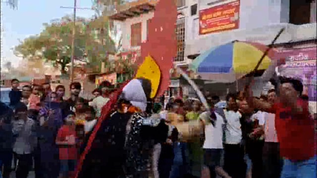 फरह में धूमधाम से निकाली गई माता काली की शोभायात्रा, जगह जगह हुआ तलवार बाजी कला का प्रदर्शन।