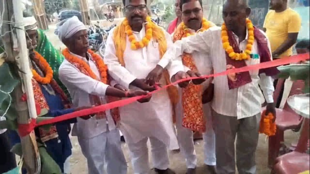 दो दिवसीय अखंड रामधुन संकीर्तन का पूर्व प्रमुख के द्वारा समारोह पूर्वक फीता काटकर किया गया शुभारंभ 