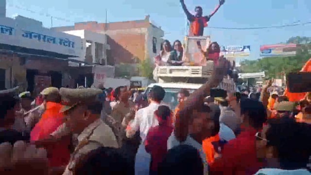 कानपुर में रामनवमी जुलूस के दौरान पुलिस पर जूता फेंका गया#latest_news