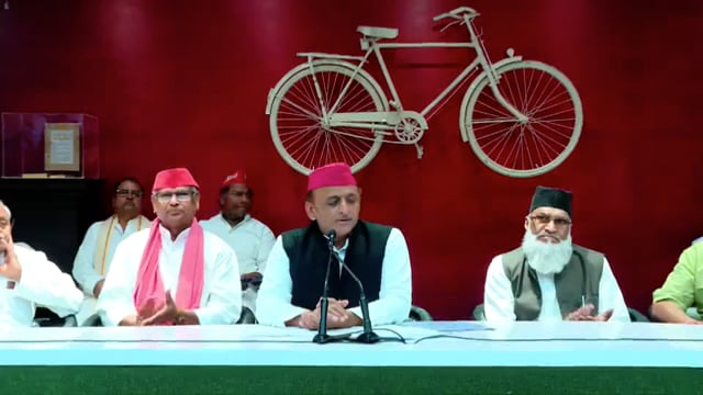 समाजवादी पार्टी के प्रमुख अखिलेश यादव ने दद्दू प्रसाद का स्वागत करते हुए कहा, 