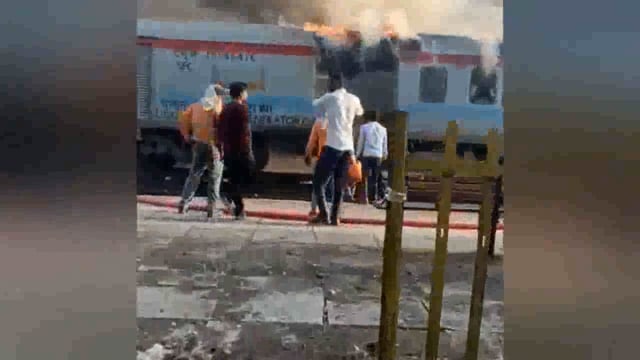 उज्जैन में छत्तीसगढ़ जा रही ट्रेन के दो डिब्बों में लगी भीषण आग, दमकल की कई गाड़ियां मौके पर#latest_news