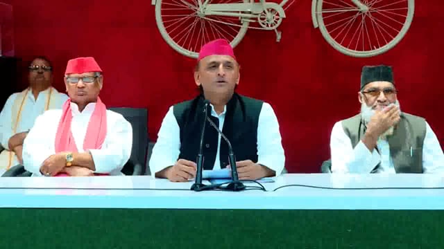 समाजवादी पार्टी के प्रमुख अखिलेश यादव ने एक बयान में मनु महाराज पर निशाना साधते हुए कहा कि 