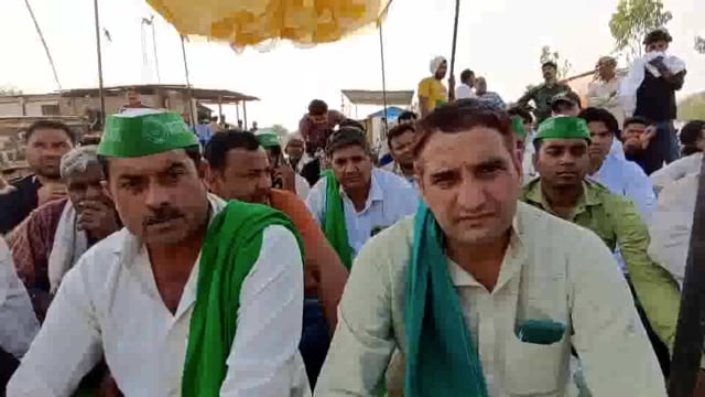 मेरठ सैफपुर फिरोजपुर के किसानों का खेत से उठाई हुई मिट्टी का मिलने के कारण धरना प्रदर्शन