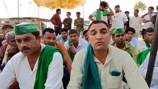 मेरठ सैफपुर फिरोजपुर में किसान के खेतों की मिट्टी अवैध रूप से उठाने को लेकर भारतीय किसान यूनियन संघर्ष मोर्चा का धरना 