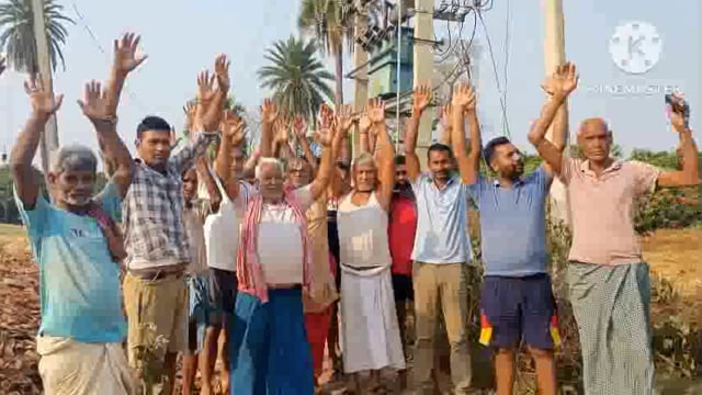 लो वोल्टेज एवं लगातार फ्यूज उड़ने की समस्या को लेकर ग्रामीणों ने बिजली विभाग के खिलाफ किया प्रदर्शन।