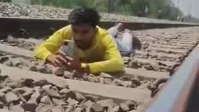 🆚 ...इस रीलपुत्र का नाम रंजीत चौरसिया है। पटरी पर लेटा, अपने ऊपर से पूरी ट्रेन गुजार दी। बाकायदा इसकी रील बनाई। अब रीलपुत्र गिरफ्तार है और जेल जा रहा है।
📍जिला उन्नाव, उत्तर प्रदेश