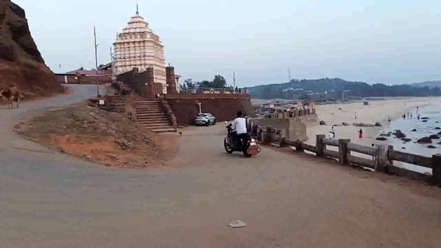 कोकणातील श्री क्षेत्र कुणकेश्वर मंदिराच्या मागील रस्त्याचा संरक्षण कटडा दुरुस्ती पासून वंचित 