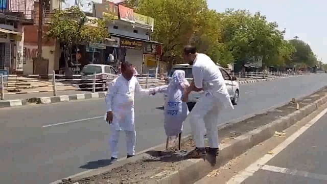 मल्हारगढ़: परिवहन घोटाले के सरगना सौरभ शर्मा की जमानत के विरोध में मल्हारगढ़ में ब्लॉक कांग्रेस द्वारा मुख्यमंत्री मोहन यादव का पुतला दहन किया गया। कांग्रेस नेताओं ने आरोप लगाया कि सरकार ने घोटाले में संलिप्त व्यक्ति को जमानत देकर जनता के साथ अन्याय किया है और इस घोटाले को नज़रअंदाज़ किया है।
इस#politics