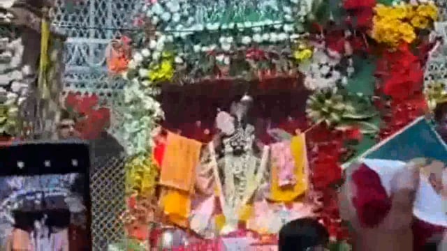 वृंदावन के बांकेबिहारी मंदिर में सुगंधित फूलों से सजाया गया फूल बंगला में विराजे बांकेबिहारी, भक्तों को दिए दर्शन।