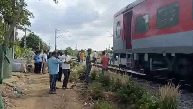 శ్రీకాకుళం జిల్లాలో పెను రైలు ప్రమాదం తప్పింది.#accident