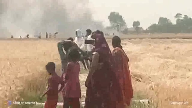 नकही बरैनिया सिरशिया राजा मे लगी भीषण सैकड़ो बीघे गेंहू फ़सल जलकर हुई राख