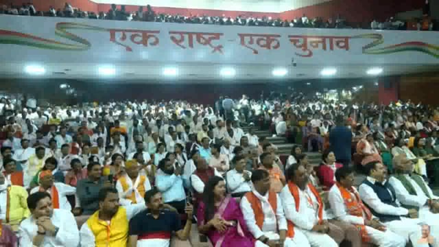 मुख्यमंत्री योगी आदित्यनाथ ने शुक्रवार को कहा कि निश्चित ही वर्ष 2034 तक 'One Nation, One Election' की अवधारणा साकार होगी। उन्होंने इसे भारतीय राजनीति और लोकतंत्र के लिए एक ऐतिहासिक कदम बताया, जो देश में स्थिरता और विकास की दिशा में महत्वपूर्ण साबित होगा।#politics