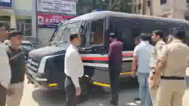 🆚...दिल्ली पुलिस ने पांच बांग्लादेशी नागरिकों को गिरफ्तार किया। ये सभी ट्रांसजेंडर बनकर रह रहे थे। इसके लिए इन्होंने अपने शरीर में सर्जरी कराई और हार्मोनल इंजेक्शन लिए। 
सिर्फ भारत में रहने के लिए इतना सब किया या कुछ और वजह थी? ये एक बड़ा सवाल है।
पकड़े गए आरोपी मोहम्मद शकीदुल, मोहम्मद दुलाल अख्तर, मोहम्मद माहिर, मोहम्मद अमीरुल इस्लाम, सद्दाम हुसैन हैं।