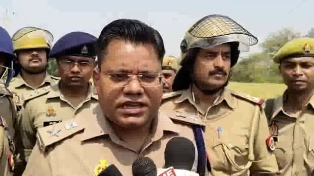 🅰️...फतेहपुर। हथगाम थाना क्षेत्र में हुए ट्रिपल मर्डर मामले में भारी पुलिस बल मौजूद घटना स्थल पर पहुंचे धवल जायसवाल द्वारा दी गई बाइट👆👆