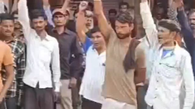 पलिया नगर पालिका के ठेका सफाई कर्मचारियों ने किया प्रदर्शन