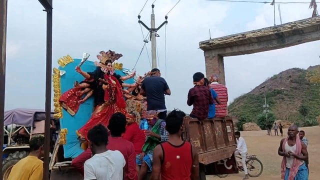 प्राचीन चैती दुर्गा मंदिर फुल्लीडुमर में प्रतिस्थापित मां दुर्गा की प्रतिमा का धूमधाम से किया गया विसर्जन 