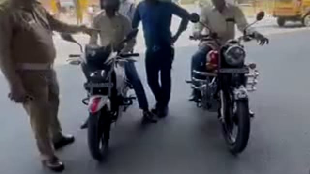 📍 कन्नौज : 'ठाकुर साहब' को टीएसआई ने दी सख्त नसीहत 🚔🎥
🚦 एसपी के निर्देश पर चला वाहन चेकिंग अभियान
🛑 जातिसूचक शब्द लिखे वाहन पर की जा रही सख्ती
⛑️ बिना हेलमेट पकड़े गए 'ठाकुर साहब' को टीएसआई ने टोका
🗣️ टीएसआई आफाक खान ने दी कपड़ों-माथे पर ठाकुर लिखवाने की सलाह
📱 वायरल हुआ टीएसआई का वीडियो