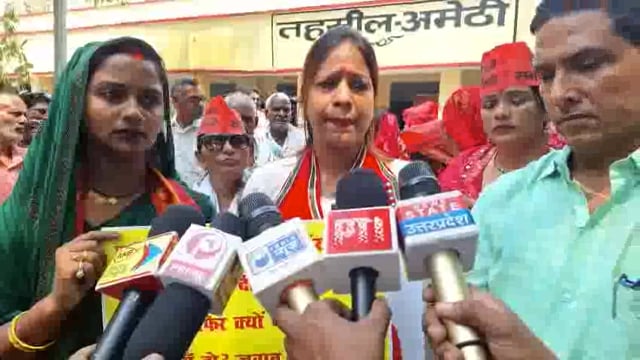 सिलेंडर महंगाई को लेकर सपा महिला जिला अध्यक्ष गुंजन सिंह समर्थकों के साथ चूल्हा लेकरप्रदर्शन किया एसडीएम  ज्ञापन सौंपा 