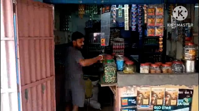 शहर के बंगाली टोला में जनरल स्टोर का दीवाल काट चोरों ने 8500 नगद समेत 70000 रुपया का सामान किया चोरी।