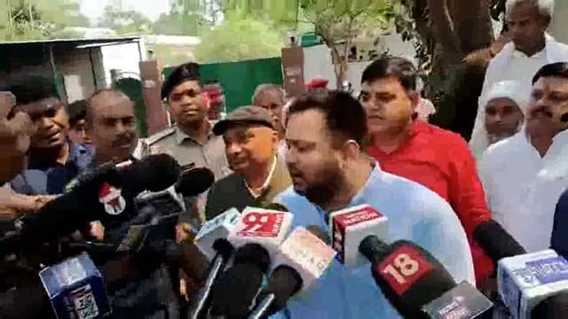 पटना: बिहार में कानून-व्यवस्था को लेकर विपक्षी नेता और राष्ट्रीय जनता दल (RJD) के नेता तेजस्वी यादव ने मुख्यमंत्री नीतीश कुमार की आलोचना की है। उन्होंने कहा कि बिहार में कानून-व्यवस्था पूरी तरह से ध्वस्त हो चुकी है और मुख्यमंत्री अचेत अवस्था में#politics