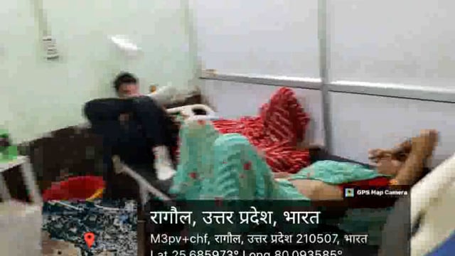 मौदहा सामुदायिक स्वास्थ्य केंद्र का हाल जहां एक तरफ मरीजों को एक बेड में एक साथ कई लोगों को अपना उपचार करवाने को मजबूर ह