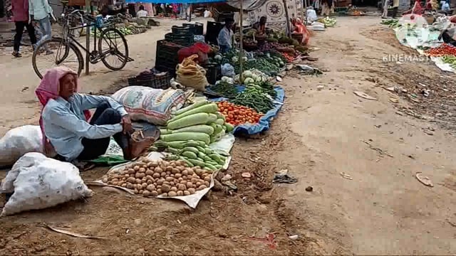 सिरदला प्रखंड के बाजारों में सब्जी खरीदने वालों से ज्यादा नजर आते हैं बेचने वालों