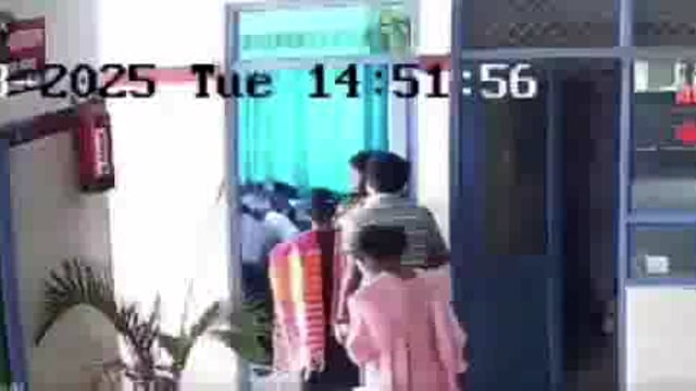 📍 अमेठी | प्राइवेट अस्पताल में मारपीट का वीडियो वायरल
अमेठी के जामों रोड पर स्थित संजय केया अस्पताल में अस्पताल खाली कराने को लेकर मारपीट का वीडियो वायरल हुआ है। जिला अस्पताल में तैनात डॉक्टर पिताम्बर कनौजिया ने जनरल सर्जन डॉ. संजय को 5 साल के लिए अस्पताल किराए पर दिया था। अस्पताल खाली कराने पहुंचे डॉ. पिताम्बर के साथ मारपीट हुई। इस मामले में डॉक्टर, उनकी पत्नी, भाई समेत 4 लोगों के खिलाफ मुकदमा दर्ज किया गया।