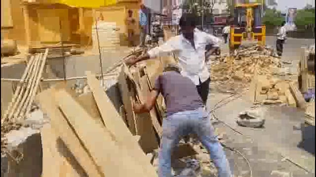 नगरपालिका प्रशासनाकडून डॉ बाबासाहेब आंबेडकर यांच्या पुतळ्याच्या परिसरात साफसफाई