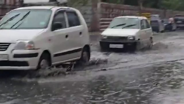 लखनऊ: नगर निगम के स्मार्ट सिटी के दावे फेल, बारिश के बाद सड़कें जलमग्न#latest_news